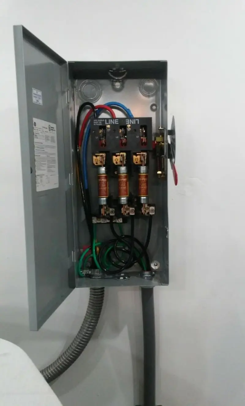 Three-phase disconnect switch installed for Smoke Detector Installation in Grottoes